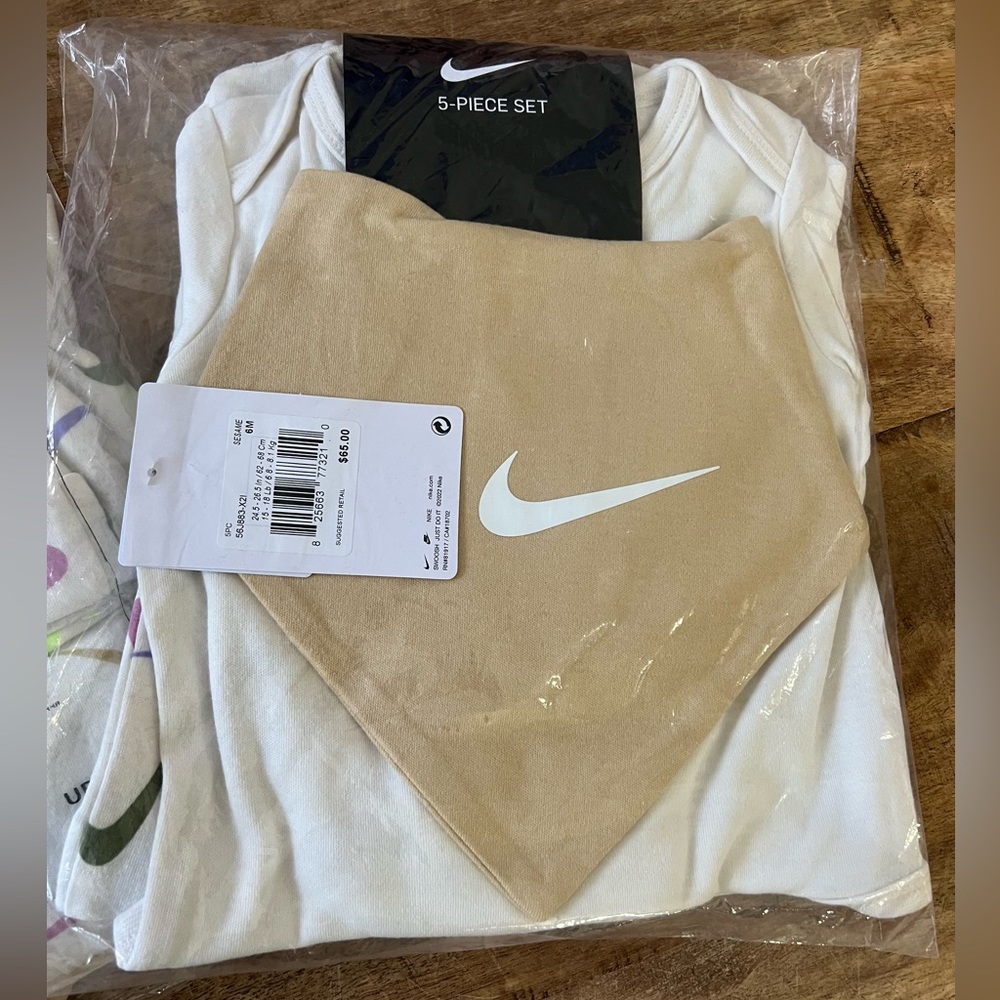 Baby Boys Nike 5-Piece Set. Spring baby outfit - Picture 12 of 15